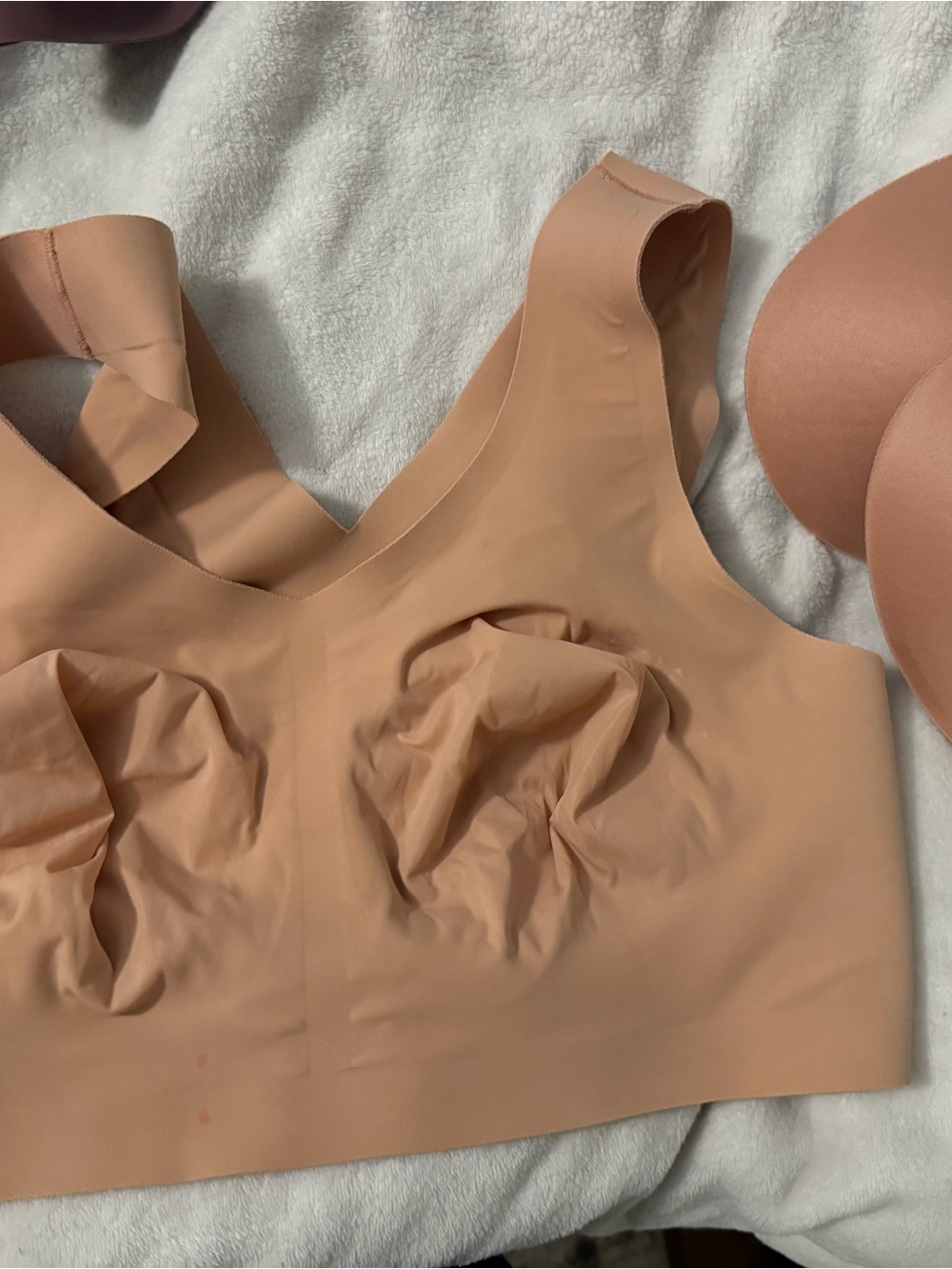 Evelyn & Bobbie defy bra